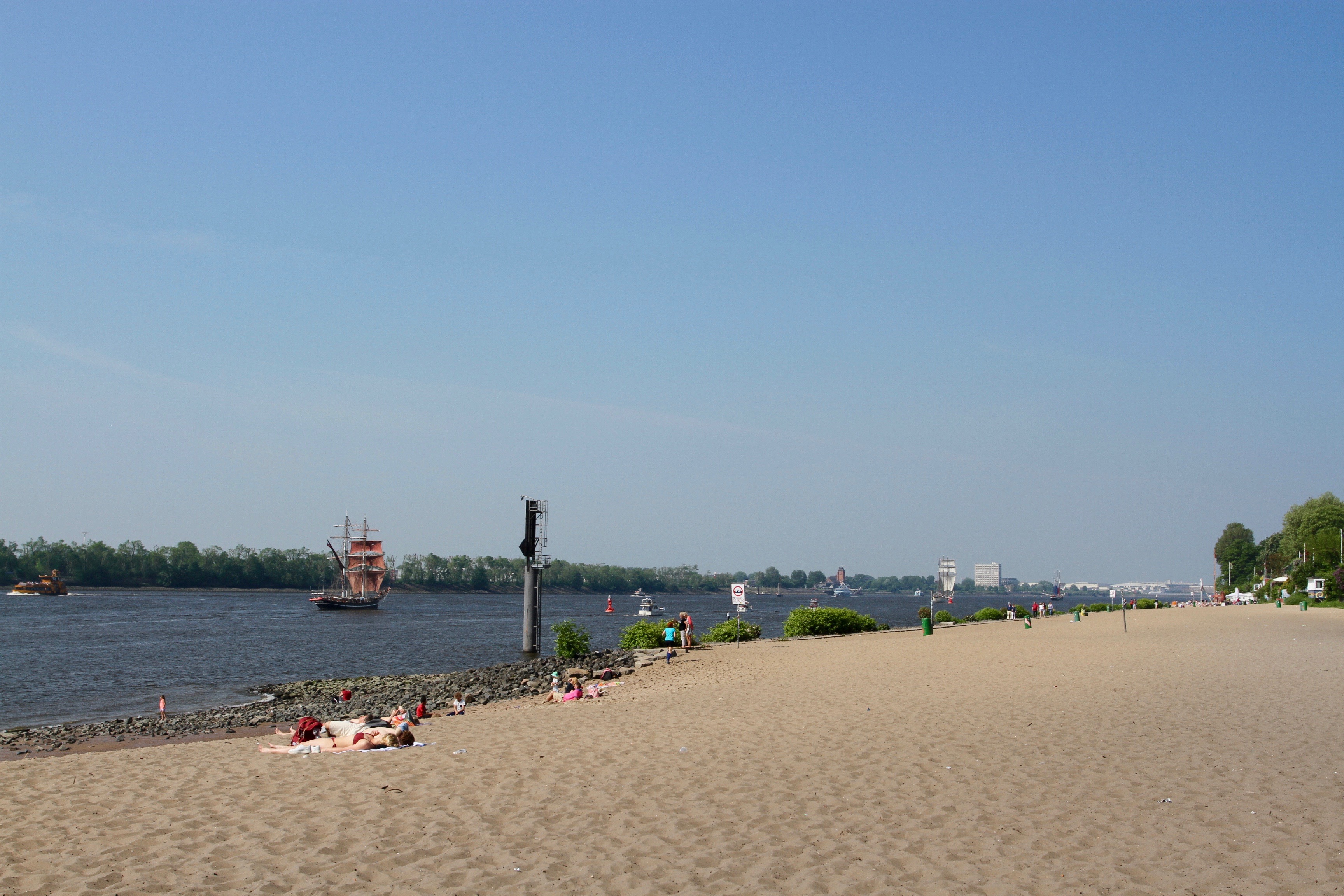 Beaches on the River Elbe, Neumühlen, Hamburg, Germany – Notes from ...